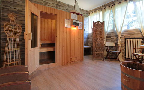 Provenzale Apartment, Garda Lake, Jacuzzi, Fitness: Ejendom, Træ, Indretning, Gulvbelægning, Etage, Bejdse, Væg, Hårdttræ, Ejendom, Bord