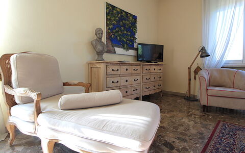 Provenzale Apartment, Garda Lake, Jacuzzi, Fitness: Møbel, Bygning, Vindue, Cabinetry, Komfort, Skuffe, Træ, Kommode, Indretning, Gardin