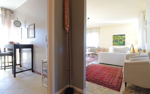 Provenzale Apartment, Garda Lake, Jacuzzi, Fitness: Møbel, Bygning, Komfort, Træ, Dør, Gulvbelægning, Etage, Skygge, Hus