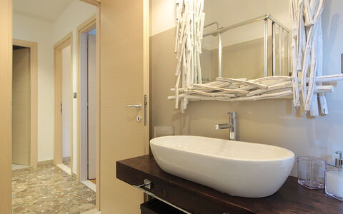Catullo 18 Apartment, Garda Lake, Jacuzzi, Fitness: Tap, Sanitærarmatur, Spejl, Håndvask, Badeværelsesvask, Ejendom, Træ, Bygning, Badeværelse, Indretning