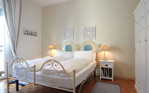 Catullo 18 Apartment, Garda Lake, Jacuzzi, Fitness: Møbel, Ejendom, Komfort, Produkt, Bed Frame, Træ, Textile, Indretning, Arkitektur, Gulvbelægning