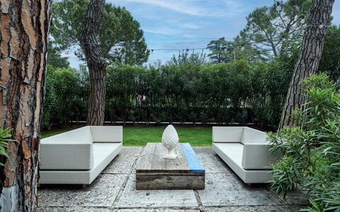 Catullo 18 Apartment, Garda Lake, Jacuzzi, Fitness: Plante, Himmel, Ejendom, Sky, Træ, Græs, Bygning, Væg, Busk, Landskab