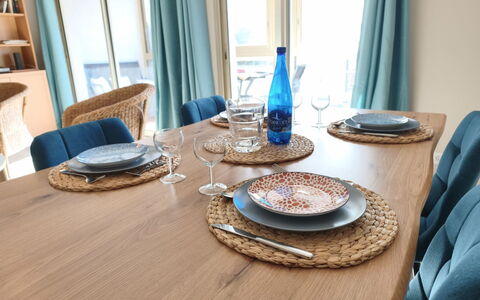 Le Victor Hugo: Møbel, Bordservice, Serveware, Bord, Træ, Tallerkner, Spisestue, Textile, Plade, Porcelæn