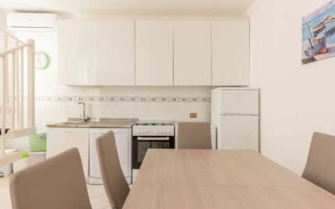 Elena: Cabinetry, Bord, Møbel, Countertop, Stol, Træ, Køkken, Komfur, Gulvbelægning
