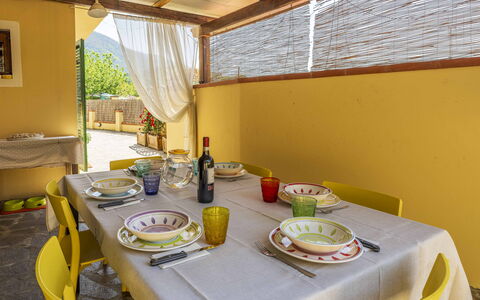 Camaiore House With Pool, La Casa Dei Ricci: Bord, Mad, Bordservice, Møbel, Vindue, Stol, Dug, Flaske, Bygning, Tallerkner