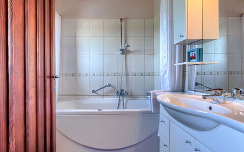 Dlan: Tap, Sanitærarmatur, Håndvask, Badekar, Bygning, Badeværelse, Purple, Cabinetry, Badeværelsesvask, Træ