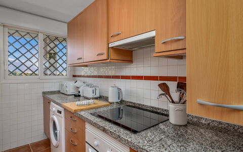 Aldea Hills: Countertop, Cabinetry, Ejendom, Køkkenvask, Møbel, Bygning, Tap, Håndvask, Køkken, Komfur