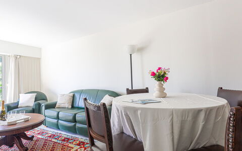 L'Antonia: Bord, Møbel, Bygning, Plante, Couch, Blomst, Indretning, Hus, Stol, Dug