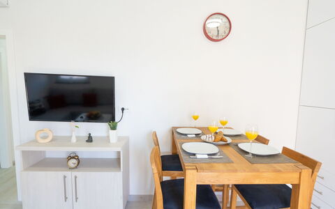 Podstrana 112: Bord, Bygning, Møbel, Cabinetry, Træ, Stol, Skuffe, Indretning, Television, Etage