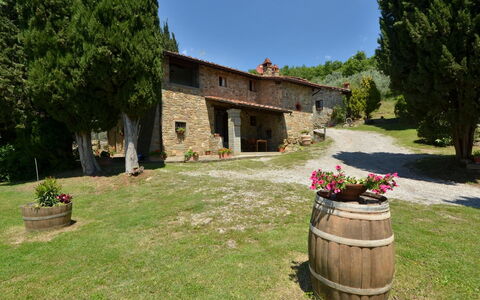 Villa Sette Ponti Levante: Plante, Himmel, Bygning, Blomsterkrukke, Vindue, Træ, Land Lot, Græs, Hus, Barrel