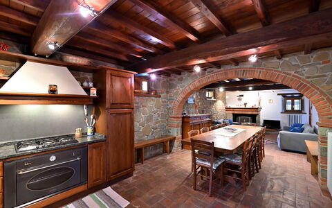 Villa Sette Ponti Levante: Møbel, Ejendom, Bord, Cabinetry, Stol, Træ, Bygning, Indretning, Skuffe, Gulvbelægning