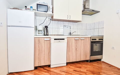 Bastaja Rastoke: Cabinetry, Ejendom, Countertop, Bygning, Køkkenvask, Komfur, Køkken Apparat, Køkken, Skuffe, Håndvask