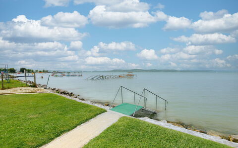 Balatonlelle 101: Himmel, Blå, Krop Af Vand, Sky, Horisont, Vandvej, Coastal Og Oceaniske Landskabsformer, Kyst, Bank, Hav