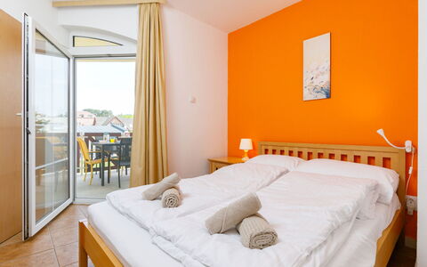Balatonlelle 101: Møbel, Ejendom, Komfort, Bygning, Seng, Bed Frame, Textile, Træ, Orange, Indretning