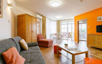 Balatonlelle 101: Møbel, Bord, Cabinetry, Træ, Orange, Indretning, Komfort, Gulvbelægning, Etage, Bygning