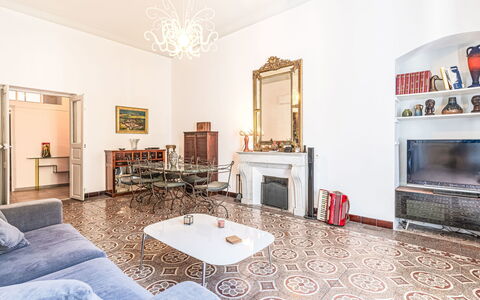 Casa Grandval: Møbel, Billedramme, Træ, Dekoration, Indretning, Gulvbelægning, Stue, Etage, Couch, Bygning