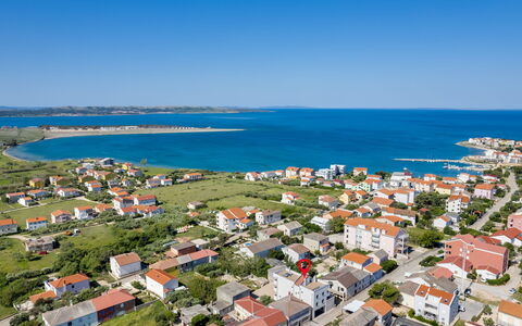 Pag Povljana 106: Vand, Himmel, Ejendom, Bygning, Azure, Coastal Og Oceaniske Landskabsformer, Strand, Urban Design, Hus, Landskab