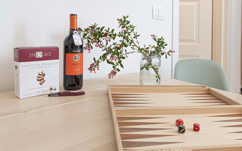 Atelier la Scala: Flaske, Bord, Produkt, Plante, Vin, Dør, Træ, Bordservice, Rektangel