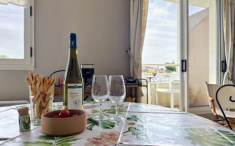 Les Terrasses de Pornic: Møbel, Bord, Bordservice, Stol, Dug, Køkken & Spisebord, Serveware, Indretning, Spisestue, Drinkware