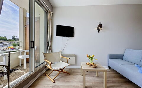 Les Terrasses de Pornic: Møbel, Indretning, Etage, Lejlighed, Gulvbelægning, Stol, Værelse, Stue, Kaffebord, Hårdttræ