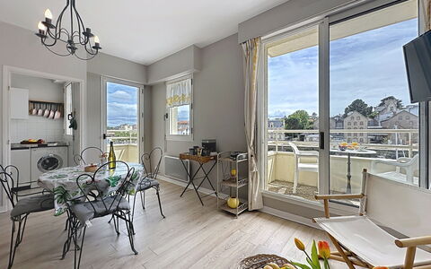 Les Terrasses de Pornic: Lejlighed, Boligområde, Hjem, Møbel, Ejerlejlighed, Altan, Stol, Skygge, Køkken & Spisebord, Design