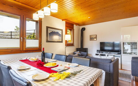 Pavillons a: Møbel, Bord, Ejendom, Vindue, Indretning, Træ, Billedramme, Etage, Stol, Dug