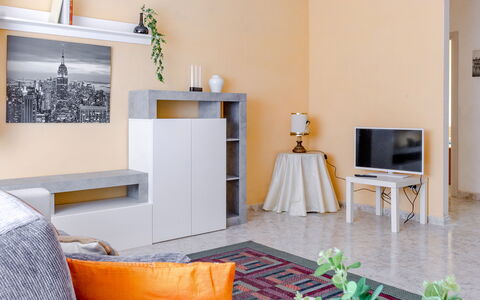 Maison Loreto: Bygning, Bord, Ejendom, Møbel, Indretning, Træ, Komfort, Computer Desk, Hus, Orange