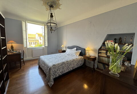 Piazza S. Romano: Møbel, Plante, Vindue, Komfort, Bord, Bygning, Træ, Indretning, Stueplante, Skygge