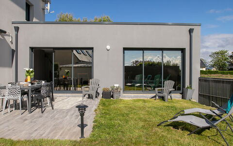 La Villa du Pêcheur: Himmel, Ejendom, Plante, Bygning, Skygge, Land Lot, Urban Design, Græs, Boligområde, Fritid
