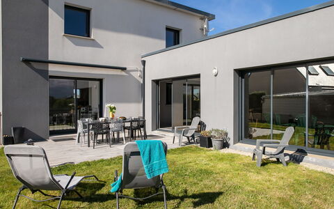 La Villa du Pêcheur: Ejendom, Bygning, Møbel, Skygge, Plante, Himmel, Vindue, Land Lot, Bord, Indretning