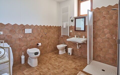 Villa Conte Jacopo: Sanitærarmatur, Spejl, Håndvask, Bygning, Toilet, Badeværelse, Badeværelsesvask, Toiletbræt, Tap, Indretning