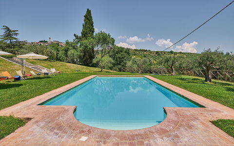 Villa Conte Jacopo: Himmel, Vand, Ejendom, Sky, Svømmepøl, Azure, Plante, Træ, Krop Af Vand, Skygge
