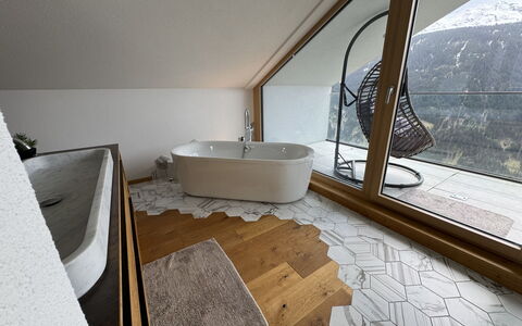 Skyline Retreat: Træ, Komfort, Bygning, Skygge, Etage, Stue, Gulvbelægning, Hårdttræ, Vindue, Rektangel