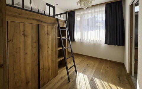 Skyline Retreat: Gulvbelægning, Indretning, Møbel, Etage, Træ, Trægulve, Loft, Soveværelse, Seng, Værelse