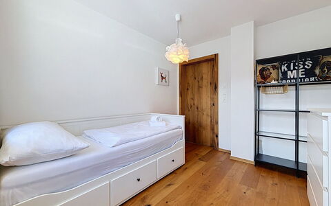 Skyline Retreat: Møbel, Seng, Indretning, Soveværelse, Væg, Etage, Gulvbelægning, Træ, Værelse, Loft