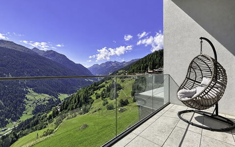 Skyline Retreat: Bjergkæde, Stol, Altan, Trægulve, Kam, Alps, Eco Hotel, Penthouselejlighed, Stue