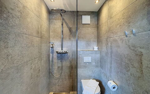 Skyline Retreat: Væg, Gulvbelægning, Sanitærarmatur, Etage, Brusehoved, Badeværelse, Vvs, Loft, Bruser, Flise
