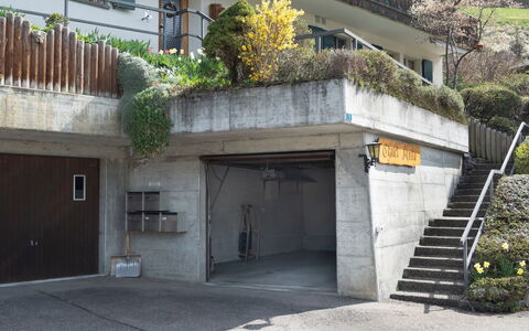 Chalet Anita: Plante, Ejendom, Bygning, Vindue, Vejbelægning, Dør, Urban Design, Blomst, Asfalt, Facade
