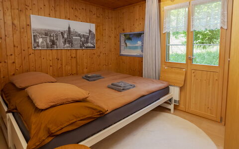 Chalet Anita: Soveværelse, Træ, Indretning, Seng, Etage, Gulvbelægning, Møbel, Sengetøj, Værelse, Sengetøj