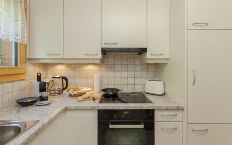 Chalet Anita: Køkken, Countertop, Køkken Apparat, Cabinetry, Større Bandage, Indretning, Møbel, Træ, Køkkenvask, Gulvbelægning