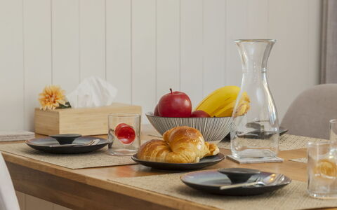 Chalet Anita: Mad, Bordservice, Møbel, Bord, Serveware, Frugt, Ingrediens, Tallerkner, Plade