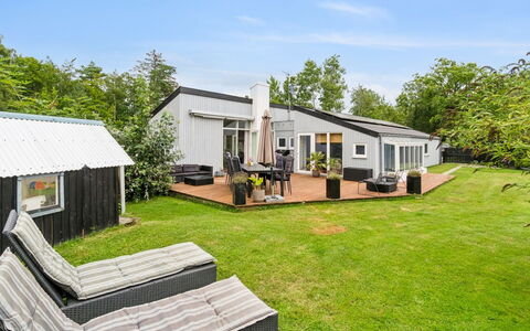 Maritha - 400M from the Sea: Hjem, Hus, Tag, Land Lot, Sommerhus, Estate, Lawn, Have, Skygge, Stuehus