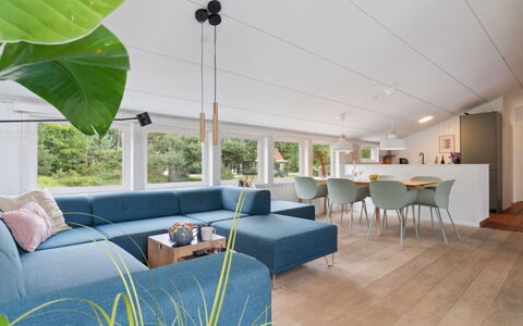 Maritha - 400M from the Sea: Møbel, Indretning, Gulvbelægning, Etage, Couch, Træ, Loft, Stue, Trægulve, Værelse