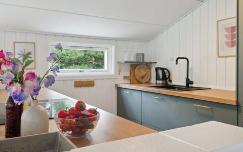 Maritha - 400M from the Sea: Countertop, Gulvbelægning, Indretning, Køkken, Træ, Etage, Loft, Møbel, Cabinetry, Sanitærarmatur