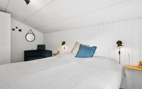 Maritha - 400M from the Sea: Træ, Soveværelse, Indretning, Gulvbelægning, Etage, Seng, Loft, Sengetøj, Sengetøj, Sengetøj