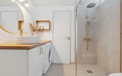 Maritha - 400M from the Sea: Gulvbelægning, Indretning, Sanitærarmatur, Væg, Etage, Badeværelse, Loft, Tap, Lysarmatur, Badeværelsesskab