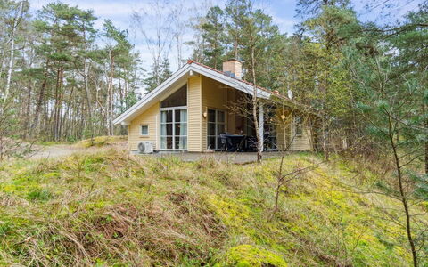 Ava - 850M from the Sea: Møbel, Indretning, Gulvbelægning, Etage, Loft, Værelse, Stol, Bord, Lejlighed, Køkken & Spisebord