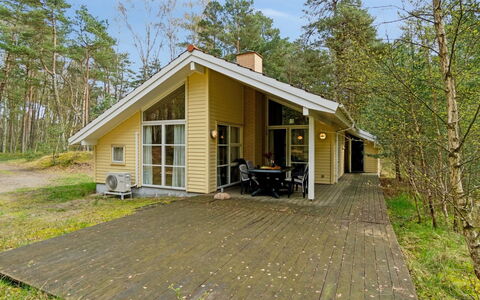Ava - 850M from the Sea: Møbel, Indretning, Gulvbelægning, Etage, Loft, Værelse, Stol, Bord, Lejlighed, Køkken & Spisebord