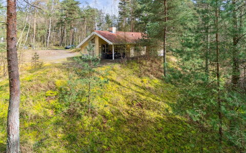 Ava - 850M from the Sea: Møbel, Indretning, Gulvbelægning, Etage, Loft, Værelse, Stol, Bord, Lejlighed, Køkken & Spisebord