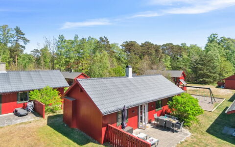 Gubbe - 300M from the Sea: Træ, Tag, Arkitektur, Hjem, Hus, Sommerhus, Sidespor, Hårdttræ, Hældning, Estate